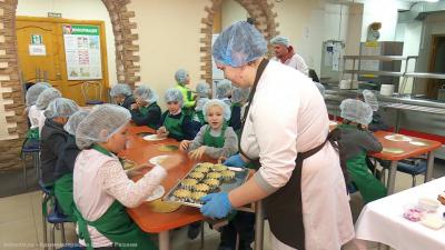 МП «Детское питание» провело кулинарный мастер-класс для рязанских школьников